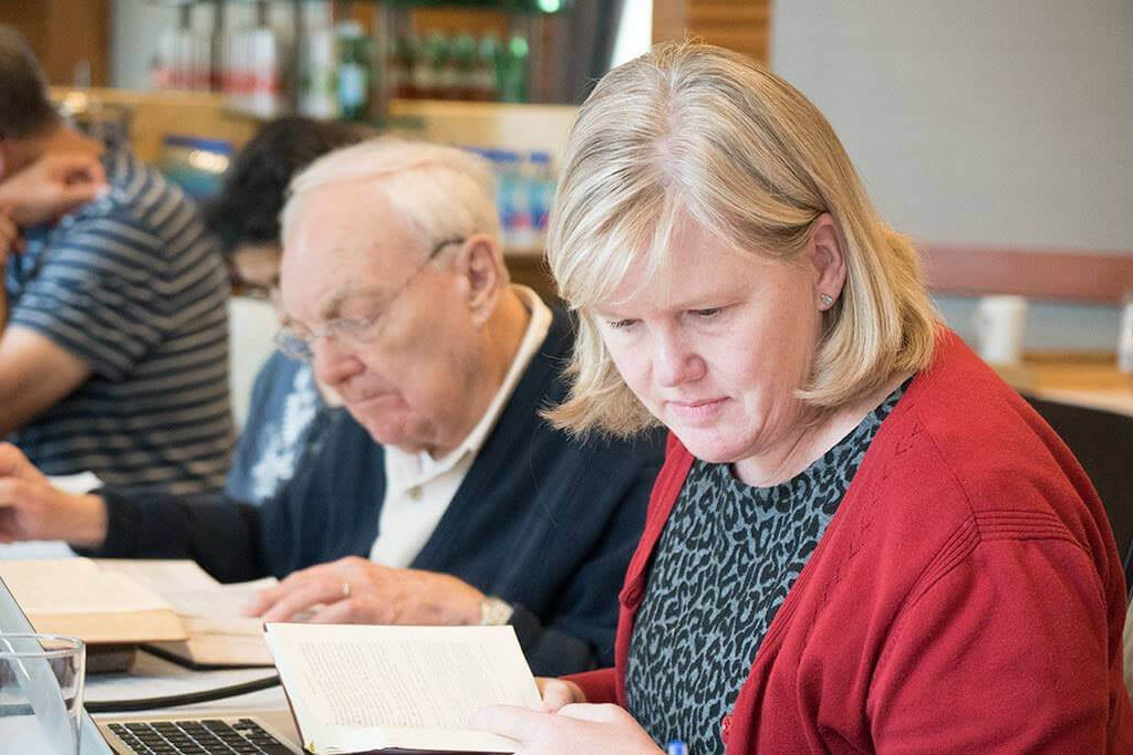 DES MEMBRES DU CTB QUI DISCUTENT LES PROPOSITIONS DE MISES À JOUR EN TRADUCTION.